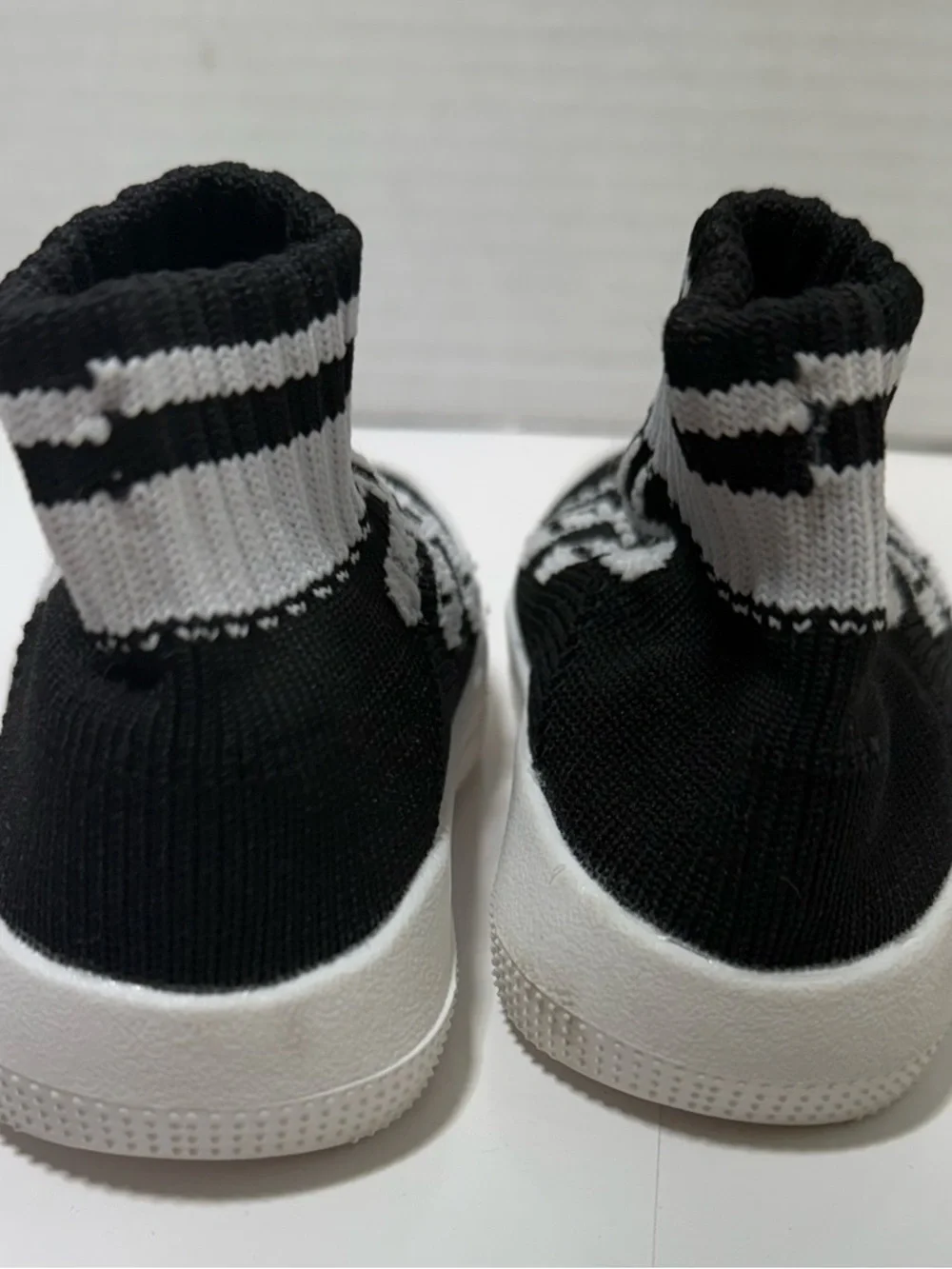 Engtoy Black Laces baby round toe baby sock shoe / Sneaker / walking shoe sz 3.5